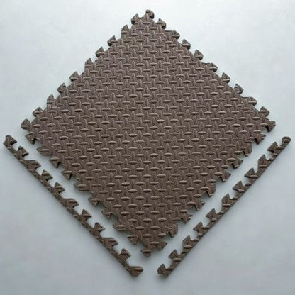 tuile de tapis puzzle brune avec bordures sur un plancher blanc