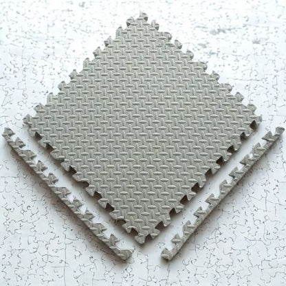 tuile de tapis puzzle grise avec bordures sur une table