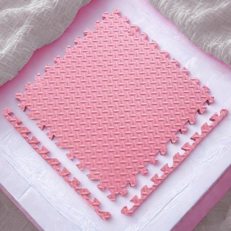 tuile de tapis puzzle rose avec bordures sur une table