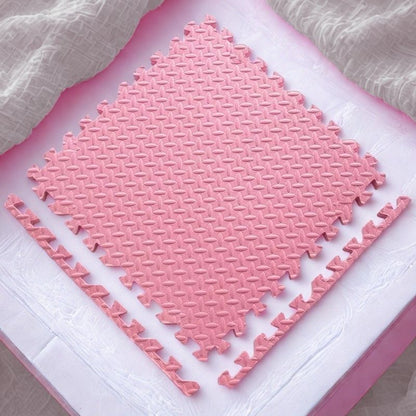 tuile de tapis puzzle rose avec bordures sur une table