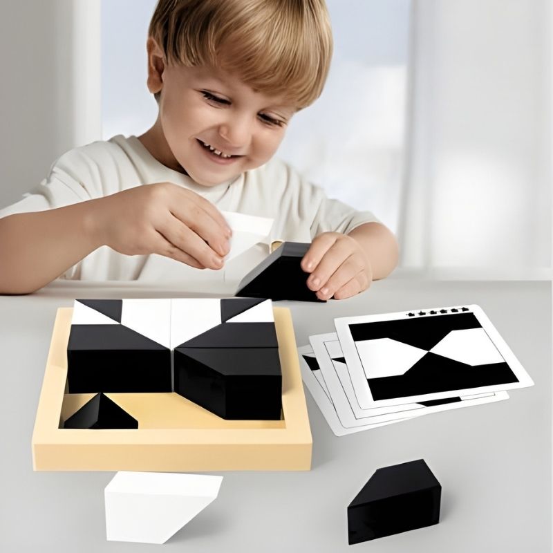 un enfant joyeux avec son Block puzzle-puzzle de blocs