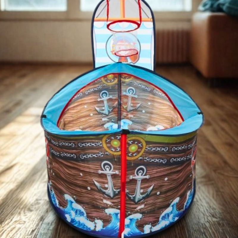 une piscine a balle bebe sur un plancher de bois