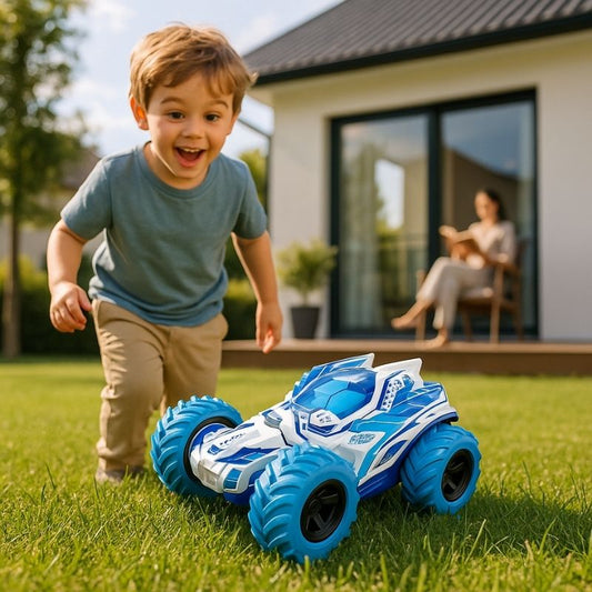 un-garçon-heureux-joue-dans-l'herbe-avec-sa-voiture-jouet-bleue
